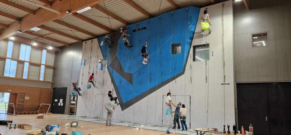 C'est la photo du mur d'escalade de Lacanau en cours de nettoyage après avoir démonté les prises